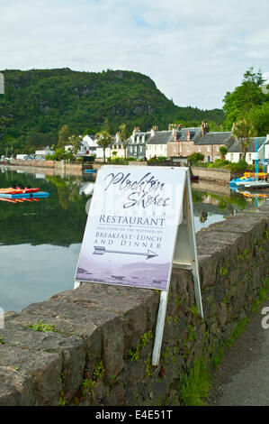 Cartello in legno pubblicità Plockton rive ristorante sul molo nel villaggio di Plockton, Loch Carron, Wester Ross, Scotland, Regno Unito Foto Stock