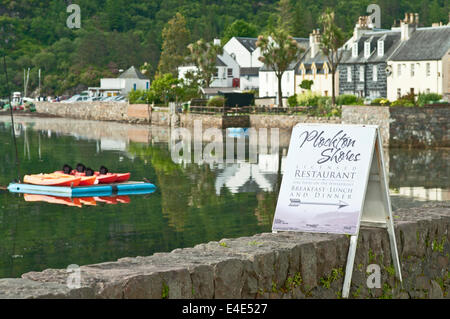 Cartello in legno pubblicità Plockton rive ristorante sul molo nel villaggio di Plockton, Loch Carron, Wester Ross, Scotland, Regno Unito Foto Stock