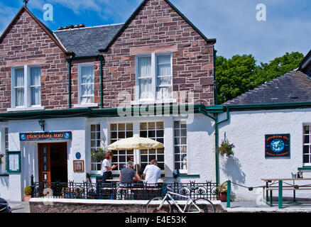 Cameriera prendendo ordine per il pranzo sulla terrazza esterna al Plockton Inn, rinomato ristorante di pesce, Plockton Highlands scozzesi Foto Stock