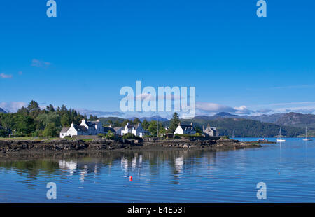 Grazioso cottage tradizionale a bordo d'acqua, Plockton Harbour, Loch Carron, Wester Ross, Highlands Occidentali, Scotland Regno Unito Foto Stock