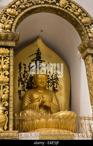 Il Nepal, Pokhara, Ananada Hill, Shanti Stupa, la pace del mondo pagoda dorata, statua di Buddha Foto Stock