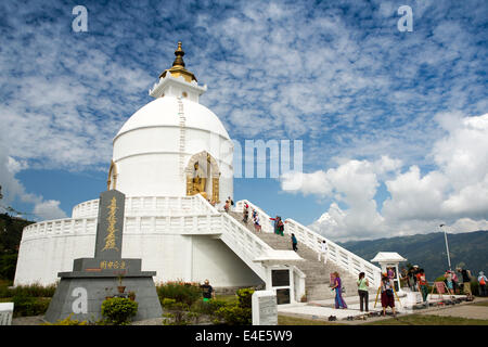 Il Nepal, Pokhara, Ananada Hill, Shanti Stupa, la pace nel mondo Pagoda, pietra pagoda Foto Stock