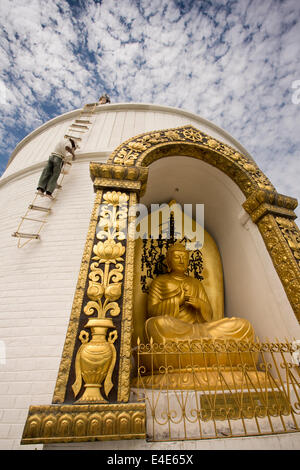 Il Nepal, Pokhara, Ananada Hill, Shanti Stupa, uomini della pittura la pace mondiale Pagoda white Foto Stock