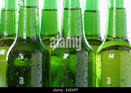 Di ghiaccio freddo la birra in bottiglie di bevande con alcool Foto Stock