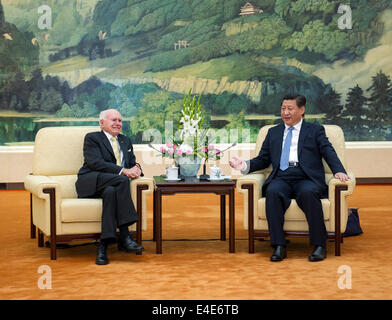 (140709) -- PECHINO, 9 luglio 2014 (Xinhua) -- Il presidente cinese Xi Jinping (R) risponde con l'ex primo ministro australiano John Howard a Pechino Capitale della Cina, 9 luglio 2014. (Xinhua/Wang Ye)(wjq) Foto Stock