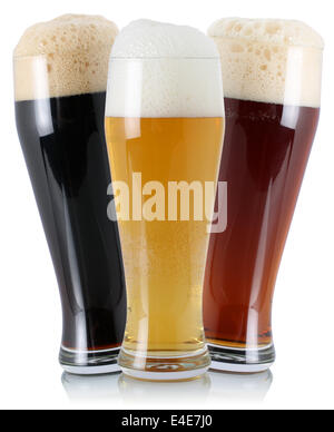 Tre diversi tipi di birra in vetro con schiuma, isolato su uno sfondo bianco Foto Stock
