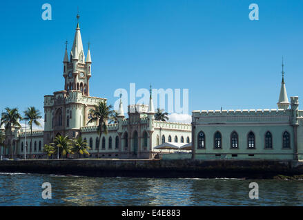 Il Brasile, Rio de Janeiro, vista la Ilha Fiscal dalla baia di Guanabara Foto Stock