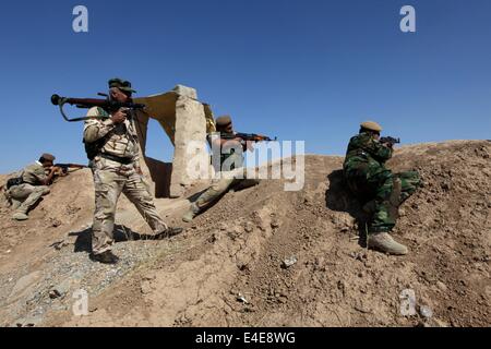 Kirkuk, Iraq. 7 Luglio, 2014. Peshmerga curdo decimo brigata preparare per difendere una nuova base adottata una volta posseduta dalle truppe americane poi deserta di soldati iracheni quando ISIS advanced nel territorio sui bordi di Kirkuk, Iraq. Credito: PACIFIC PRESS/Alamy Live News Foto Stock