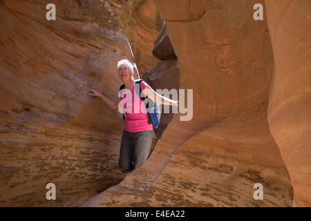 Hanksville, Utah - Susan Newell, 65, escursioni in poco cavallo selvaggio canyon. Foto Stock