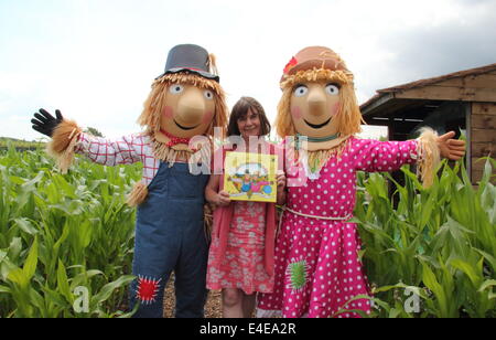 Burton-on-Trent, Staffordshire, Regno Unito. 9 Luglio, 2014. Julia Donaldson con Harry O'fieno e Betty O'orzo. La Foresta Nazionale di fattoria avventura lancia la sua undicesima edizione 10 acri del labirinto di mais che quest'anno celebra la pubblicazione del Scarecrows' libro Nozze dai creatori di The Gruffalo & Stick Man. Progettato in forma di Scarecrows' caratteri di nozze Betty O'orzo e Harry O'fieno, il labirinto dispone di tre miglia di sentieri, ponti e torri di visualizzazione. Credito: Deborah Vernon/Alamy Live News Foto Stock