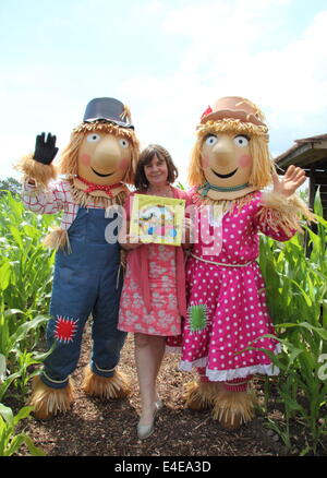 Burton-on-Trent, Staffordshire, Regno Unito. 9 Luglio, 2014. Julia Donaldson con Harry O'fieno e Betty O'orzo. La Foresta Nazionale di fattoria avventura lancia la sua undicesima edizione 10 acri del labirinto di mais che quest'anno celebra la pubblicazione del Scarecrows' libro Nozze dai creatori di The Gruffalo & Stick Man. Progettato in forma di Scarecrows' caratteri di nozze Betty O'orzo e Harry O'fieno, il labirinto dispone di tre miglia di sentieri, ponti e torri di visualizzazione. Credito: Deborah Vernon/Alamy Live News Foto Stock