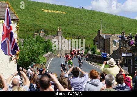 Gli spettatori a guardare i ciclisti racing nel Tour de France race 2014. Bainbridge, nello Yorkshire, Inghilterra, Regno Unito, Gran Bretagna, Europa Foto Stock