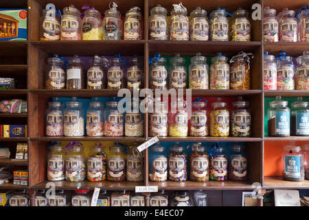 Dolci di vecchia moda in vasi a pinzette di vecchia moda nei negozi di campagna nel villaggio di Cotswold a Marshfield, nel Gloucestershire del sud del Regno Unito Foto Stock