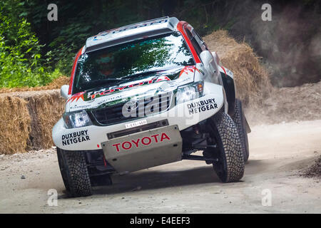 2012 Toyota Racing di overdrive Hilux Dakar racer con autista Giniel De Villiers. 2014 Goodwood Festival of Speed, Sussex, Regno Unito. Foto Stock