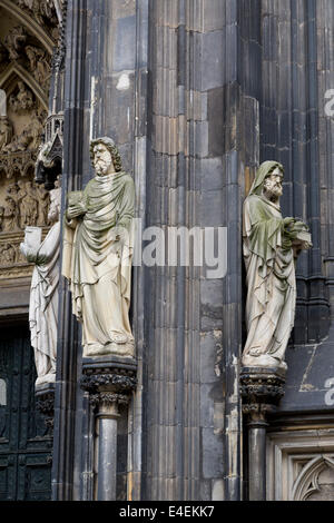 Le sculture sulla facciata della Cattedrale di Colonia, Germania Foto Stock