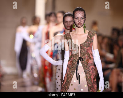 Parigi, Francia. 9 Luglio, 2014. Modelli di creazioni di usura da Maison Martin Margiela come parte dell'autunno/inverno 2014/2015 collezione presentata durante il Paris Haute Couture della settimana della moda di Parigi, Francia, 9 luglio 2014. Parigi Haute Couture sfilate di moda fino al 9 luglio 2014. Foto: Hendrik Ballhausen/dpa - nessun filo servizio/dpa/Alamy Live News Foto Stock