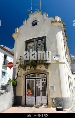 Un vecchio bianco-lavato edificio nella graziosa cittadina di Monchique nella Serra de monchique, Portogallo Foto Stock