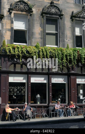 Coppia di mezza età seduto fuori della Broadsheet Bistro su St Giles Street. Edinburgh Foto Stock