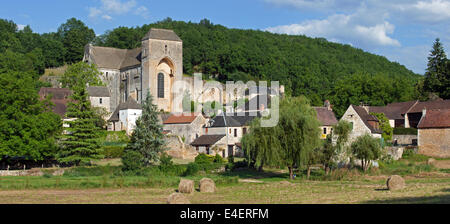 Il borgo medievale Saint-Amand-de-Coly con la sua fortificato abbazia romanica chiesa, dordogne périgord,, Francia Foto Stock