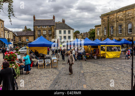 Giorno di mercato a Alnwick centro città Foto Stock