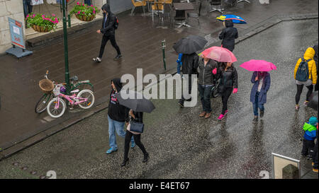 Persone che camminano con ombrelloni durante una celebrazione delle piogge. Giugno 17th-Islanda giorno dell indipendenza, Reykjavik, Islanda Foto Stock