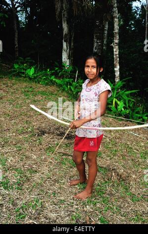 Ragazza di prua in Industria - PANGUANA . Dipartimento di Loreto .PERÙ Foto Stock