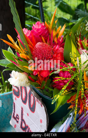 Un bouquet di fiori tropicali venga venduto ad un self service stand a Tahiti, Polinesia francese. Foto Stock