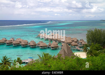 Dal tetto di paglia bungalow sulla laguna presso il Sofitel Moorea Ia Ora Beach Resort, Moorea, Polinesia francese. Foto Stock
