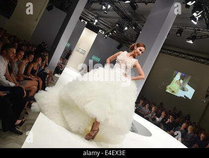 Berlino, Germania. 09 Luglio, 2014. Attrice tedesca Sila Sahin presenta una creazione durante la fase di apertura della mostra Lavera Showfloor fashion fair a Alexanderplatz di Berlino, Germania, 09 luglio 2014. Foto: Jens KALAENE/dpa/Alamy Live News Foto Stock