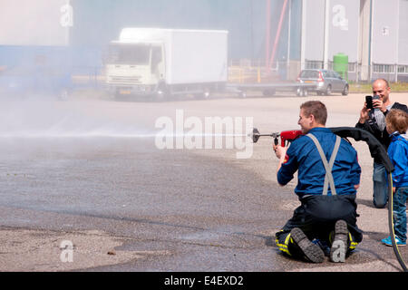 Dimostrazione del cobra di alta pressione sistema antincendio durante i giorni porta a Vlissingen Foto Stock