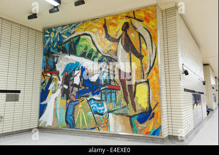 Murale in ceramica da Gabriel Bastien e Andrea Vau, a Sherbrooke la stazione della metropolitana di Montreal, provincia del Québec in Canada. Foto Stock