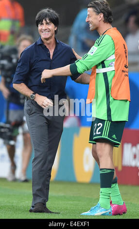 Belo Horizonte, Brasile. 08 Luglio, 2014. In Germania il portiere Weidenfeller Romano (R) Chat con testa tedesco allenatore Joachim Loew durante l'inno nazionale prima della Coppa del Mondo FIFA 2014 semi-finale di partita di calcio tra il Brasile e la Germania a Estadio Mineirao a Belo Horizonte, Brasile, 08 luglio 2014. Foto: Marcus Brandt/dpa/Alamy Live News Foto Stock