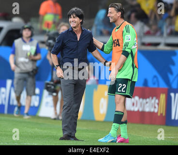 Belo Horizonte, Brasile. 08 Luglio, 2014. In Germania il portiere Weidenfeller Romano (R) Chat con testa tedesco allenatore Joachim Loew durante l'inno nazionale prima della Coppa del Mondo FIFA 2014 semi-finale di partita di calcio tra il Brasile e la Germania a Estadio Mineirao a Belo Horizonte, Brasile, 08 luglio 2014. Foto: Marcus Brandt/dpa/Alamy Live News Foto Stock