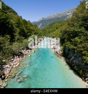 Le acque verde smeraldo del fiume alpino Soca in Slovenia. Foto Stock