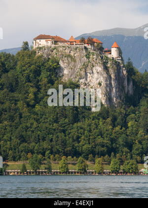 Il castello di Bled sulla cima di una scogliera lungo il lago di Bled Slovenia. Foto Stock