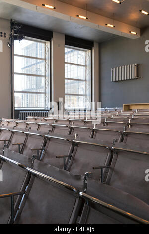 Auditorium del Staatliches Bauhaus, la scuola di design che fondarono il modernismo, a Dessau, Germania. Foto Stock
