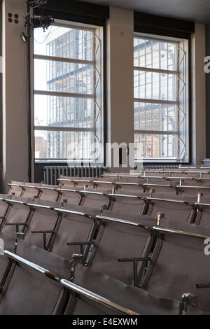 Auditorium del Staatliches Bauhaus, la scuola di design che fondarono il modernismo, a Dessau, Germania. Foto Stock