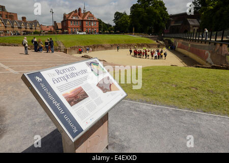 Turisti e scolaresche in visita a l'Anfiteatro Romano a Chester city centre REGNO UNITO Foto Stock
