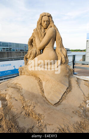 La scultura di sabbia che rappresenta una sirena del vecchio porto di Montreal, provincia del Québec in Canada. Foto Stock