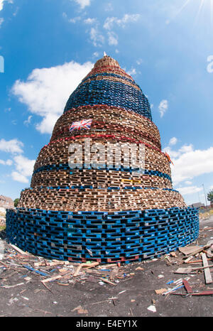 Belfast, Irlanda del Nord. 9 Luglio, 2014. Un gigantesco falò sulla Lanark modo domina la parte occidentale di Belfast skyline. È stimata essere attualmente circa 140' (40m) in altezza, con pallet supplementari da aggiungere. Credito: Stephen Barnes/Alamy Live News Foto Stock