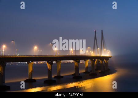 Bandra-Worli sealink di collegamento e Badra Worli distcricts in Mumbai al crepuscolo. Foto Stock