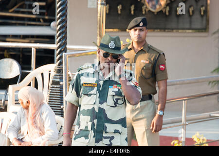 ATTARI, INDIA, 30 novembre 2013 - frontiera quotidiana cerimonia di chiusura a Attari-Wagah, indo-confine pakistano. Foto Stock