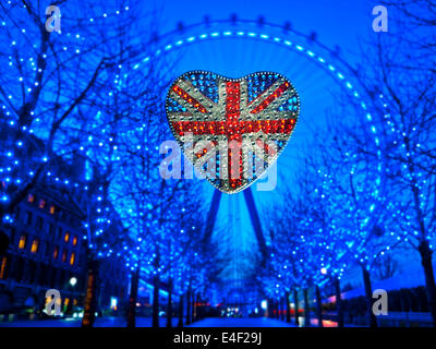 LONDON EYE UNIONE LUCI BANDIERA AMORE Londra REGNO UNITO spumanti riflettente Union Jack Flag motif con l'Occhio di Londra di notte in b/g Westminster London REGNO UNITO Foto Stock