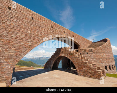 Mario Botta la famosa chiesa alpina 'Santa Maria degli Angeli' sulla sommità del Monte Tamaro nella Svizzera Ticino county. Foto Stock