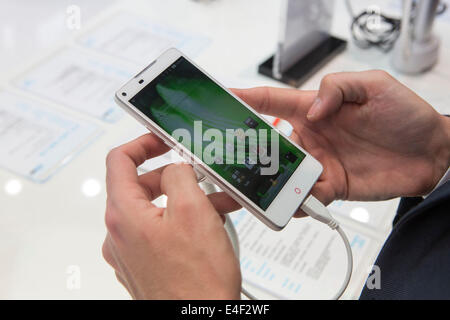 Un uomo possiede uno smartphone nelle sue mani in un Mobile World Congress di Barcellona, Spagna. Foto Stock