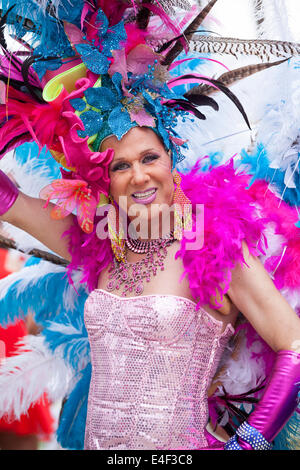 Drag Queen a Las Vegas, costume tropicale. Foto Stock