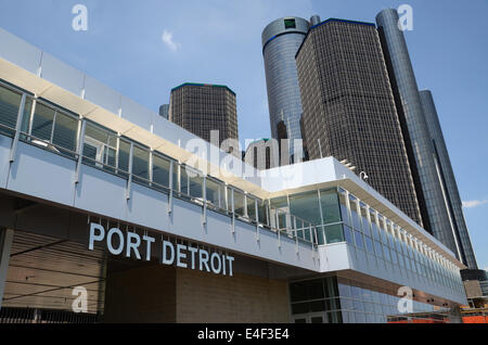 DETROIT, MI - 6 luglio: il porto di Detroit Detroit del terminale è qui rappresentato con il centro del Rinascimento in background in Detr Foto Stock