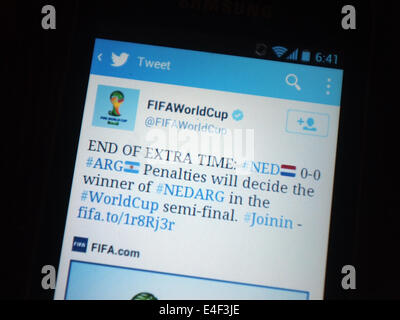 Tweet durante il 2014 FIFA World Cup Semifinal tra Argentina e Paesi Bassi. Foto Stock