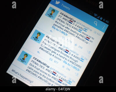 Tweet durante il 2014 FIFA World Cup Semifinal tra Argentina e Paesi Bassi. Foto Stock