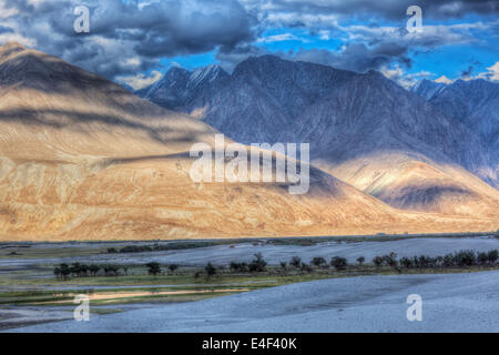 High Dynamic Range Immagine valley in Himalaya con dune di sabbia. Hunder, Valle di Nubra, Ladakh, India Foto Stock